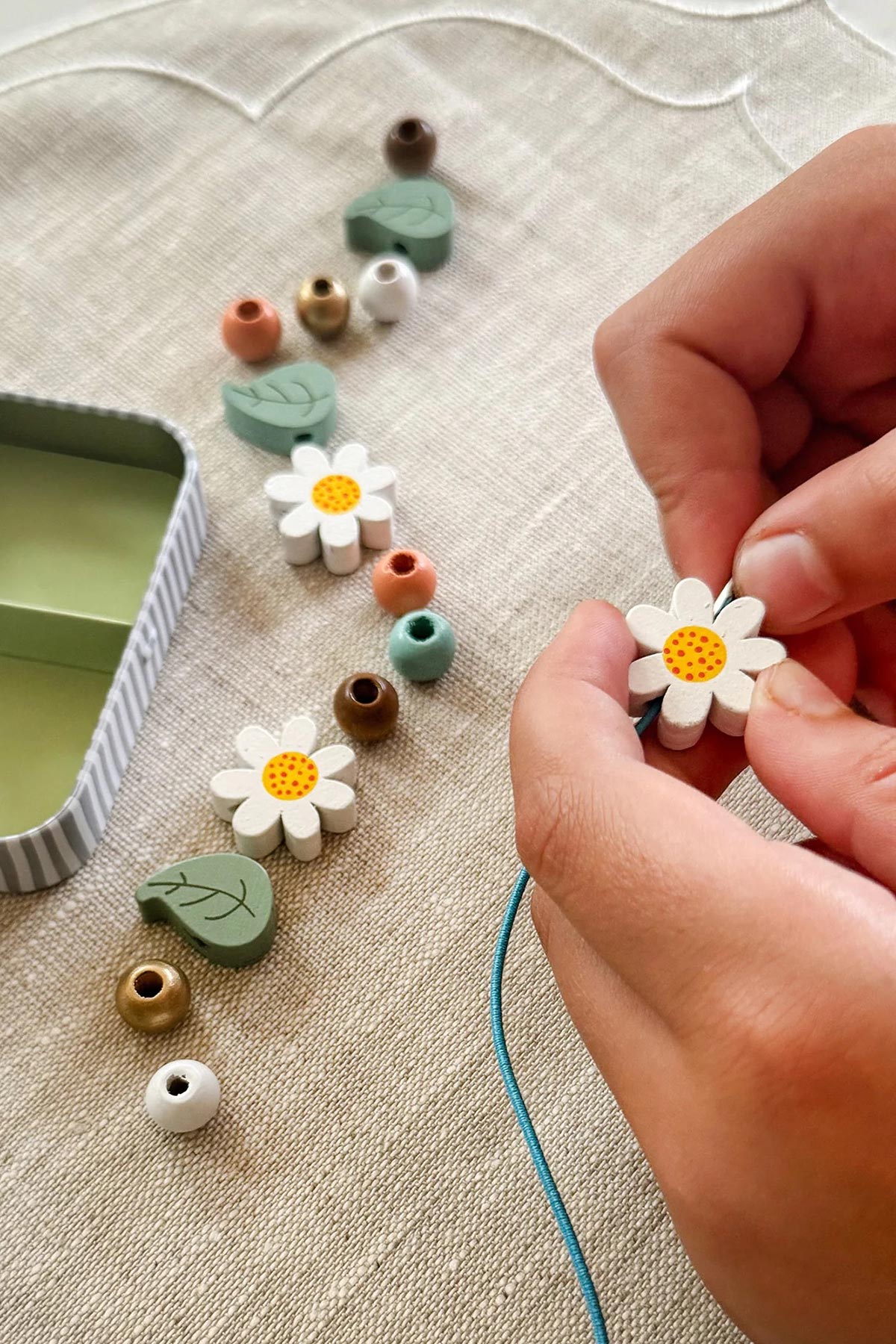 Sustainable daisy bracelet craft kit