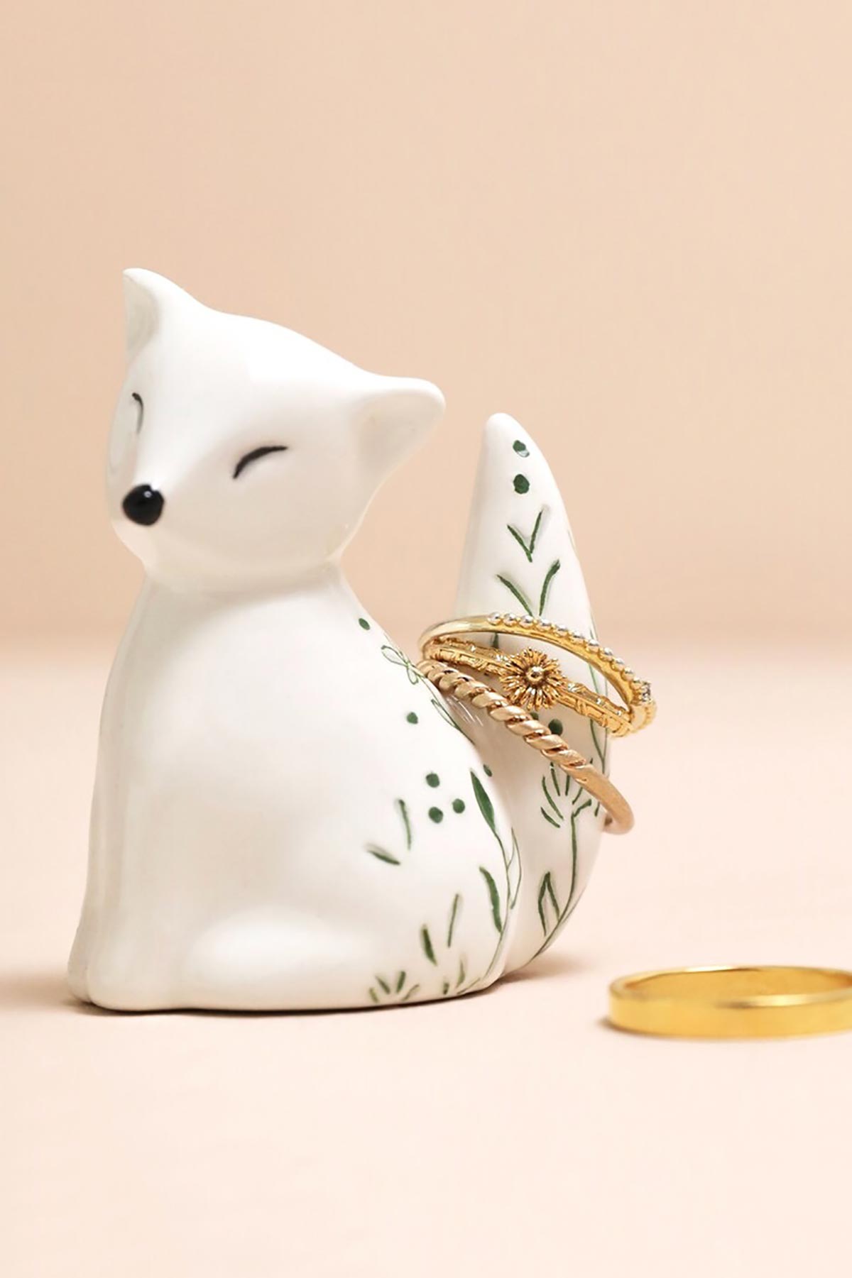 Fox ring holder holding rings