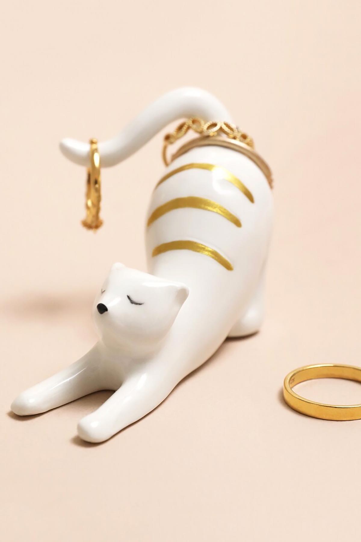 Lisa Angel stretching cat ceramic ring holder