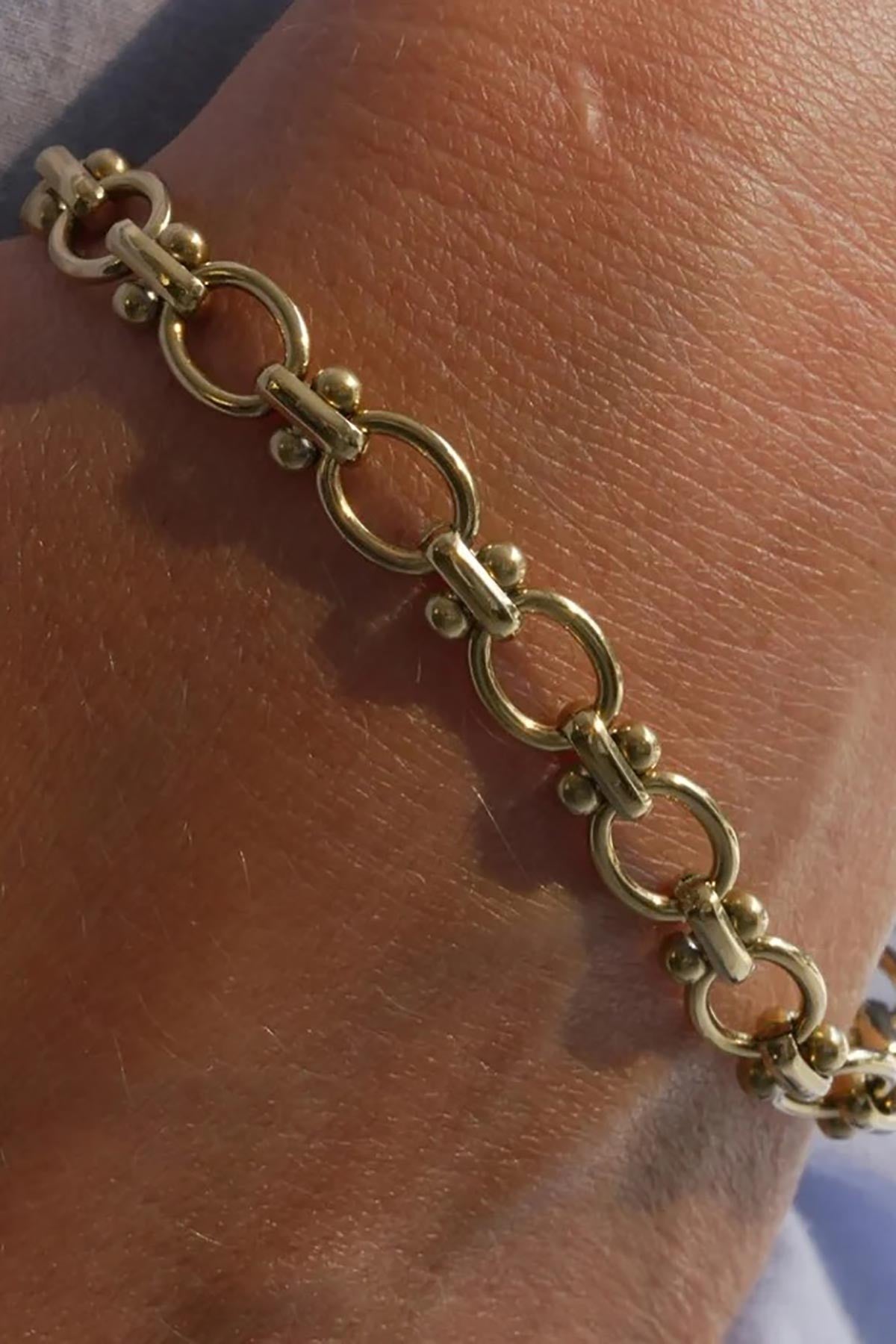 Hisa gold PVD-coated stainless steel chunky chain bracelet close-up — Urban Wild