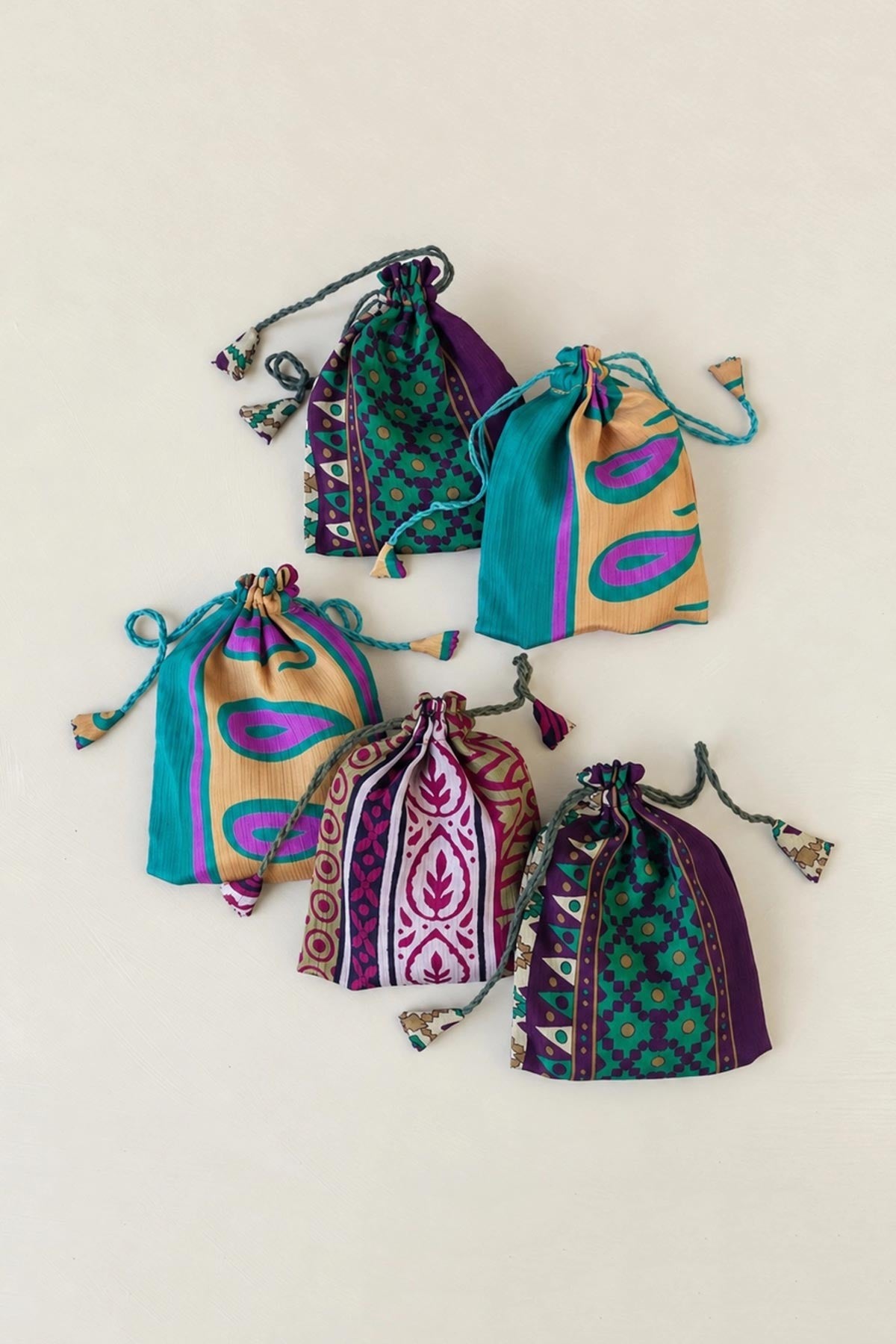 Inner kora cotton refill sachet detail for NIRMALA recycled sari lavender bag — Urban Wild