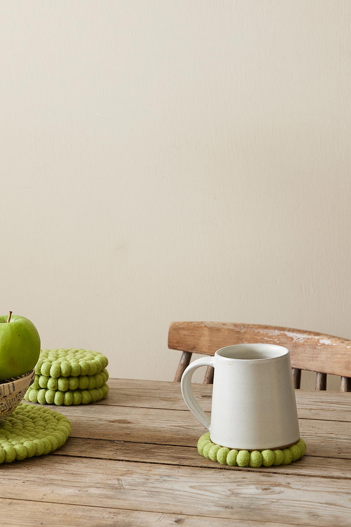 Auraque Asik Handmade Eco Felt Ball Coaster Vase Mat In Green Tea