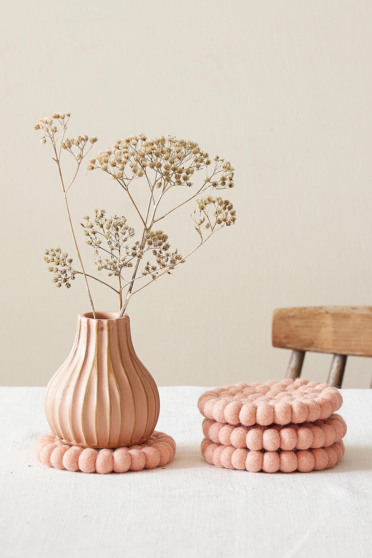 Auraque Asik Handmade Eco Felt Ball Coaster Vase Mat In Pink Grapefruit