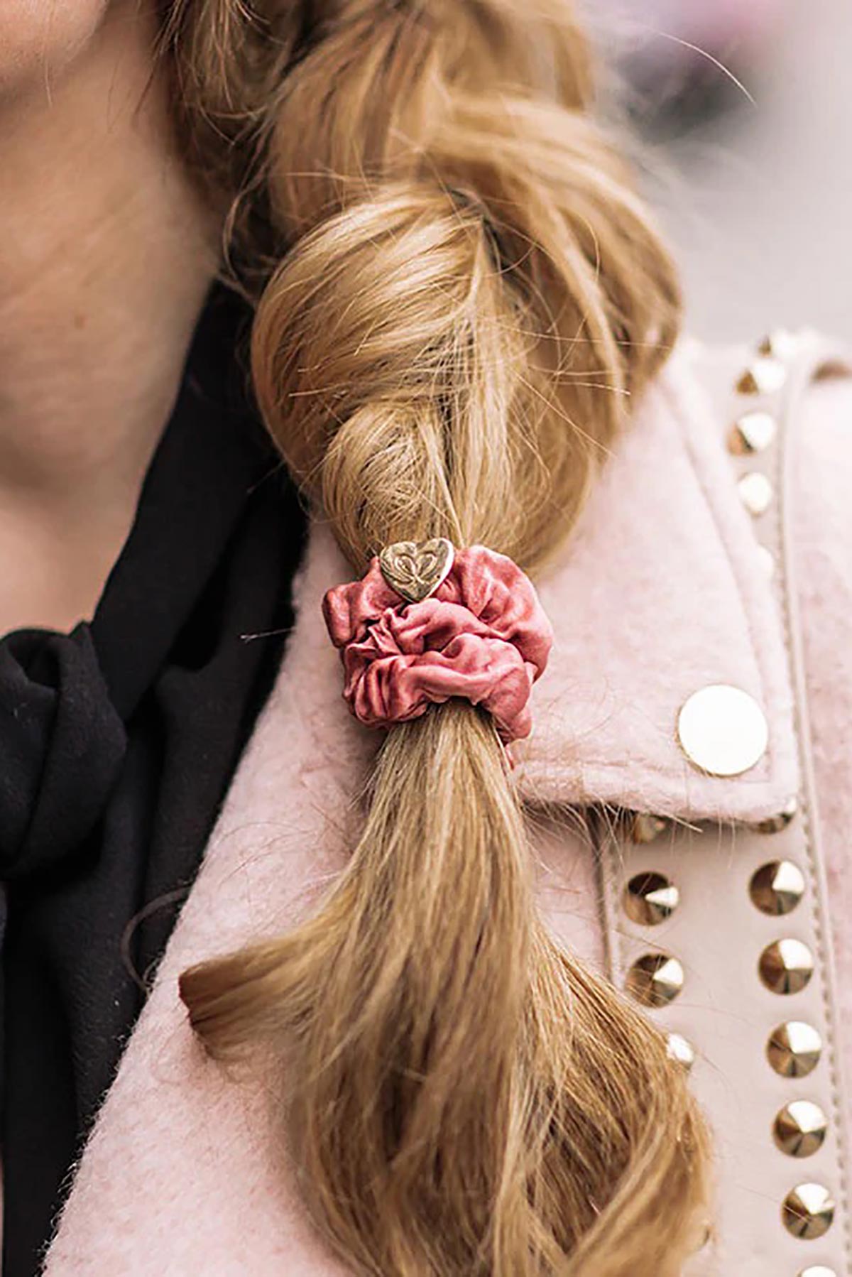 by Eloise Gold Heart Silk Scrunchie In Champagne Pink