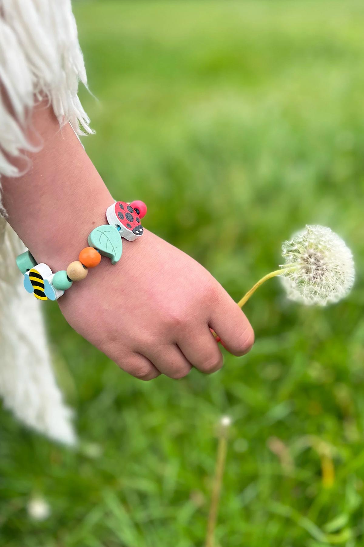 Plastic-free nature bracelet making kit