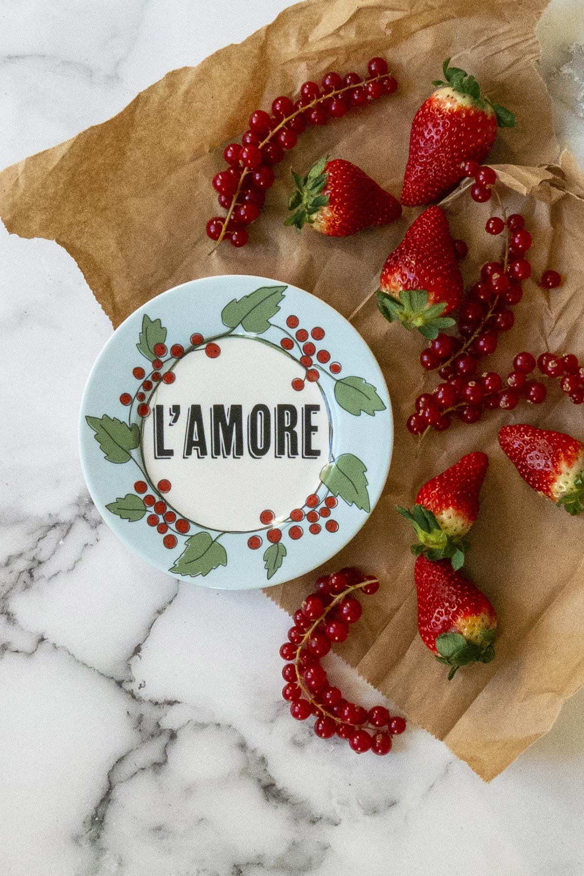 Decorative porcelain plate with L’amore typography design