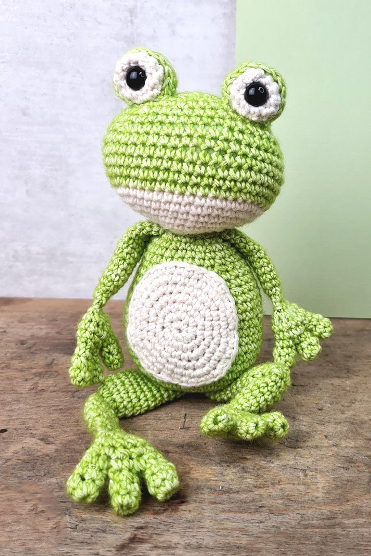 Hardicraft Vinny Frog crochet kit