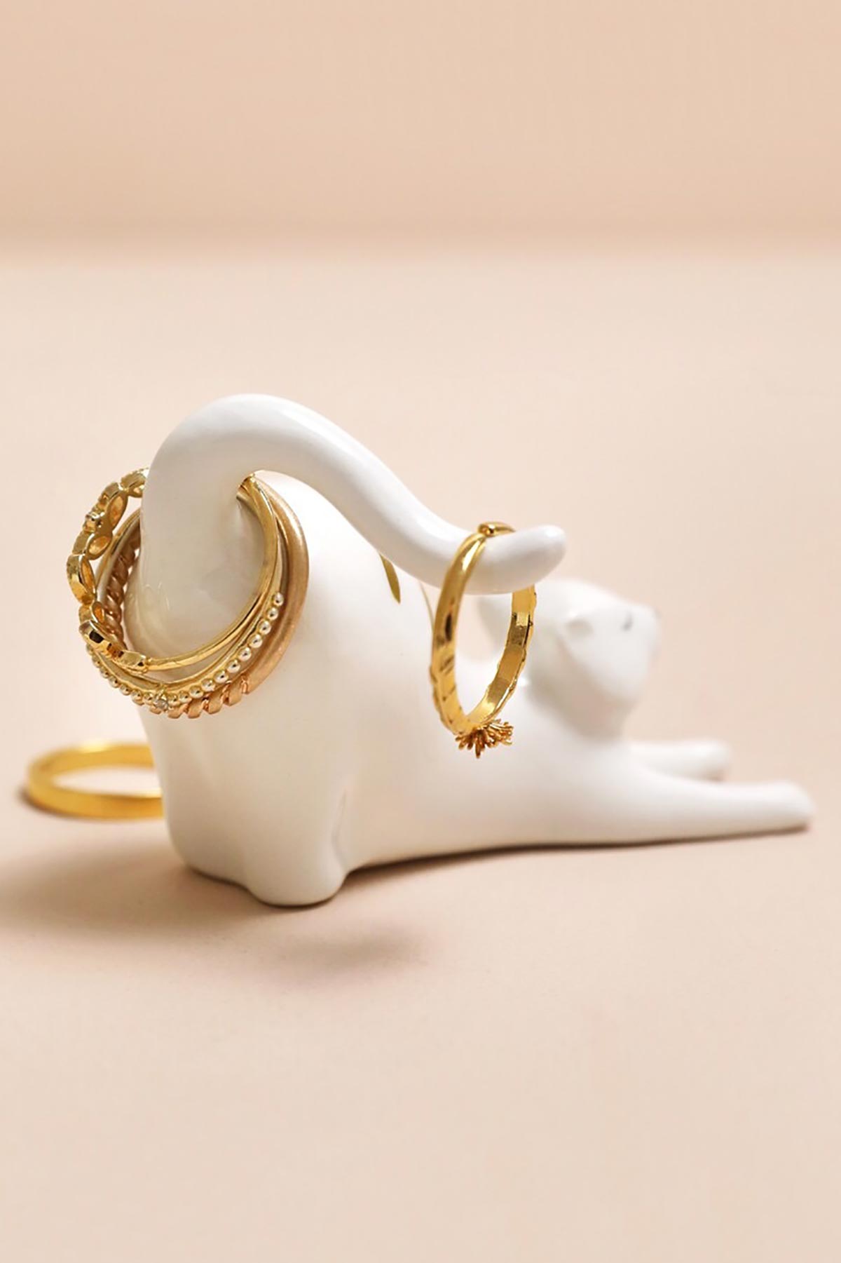 Stretching cat ring holder with jewellery