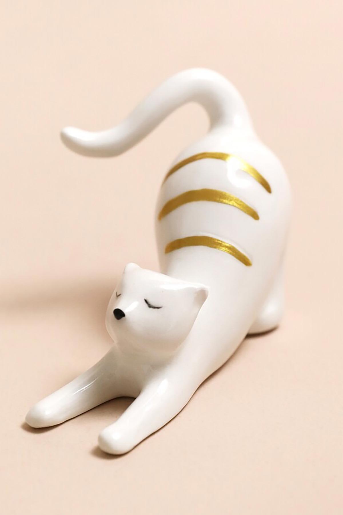 Lisa Angel stretching cat ceramic ring holder front