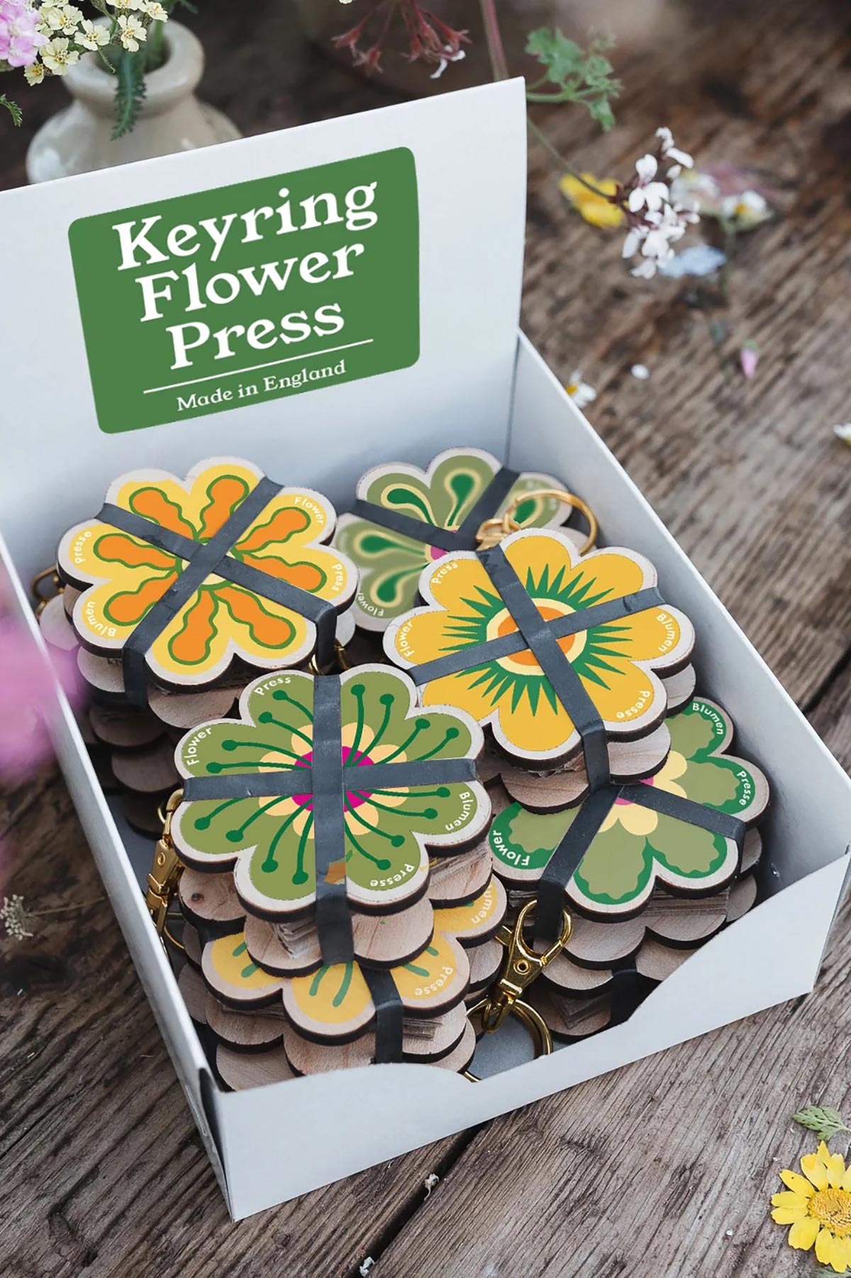 Studio Wald keyring flower press in greens and yellows