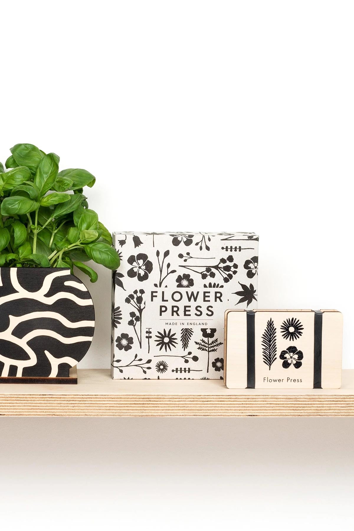 Studio Wald Pocket Flower Press in Fern & Flowers Lifestyle