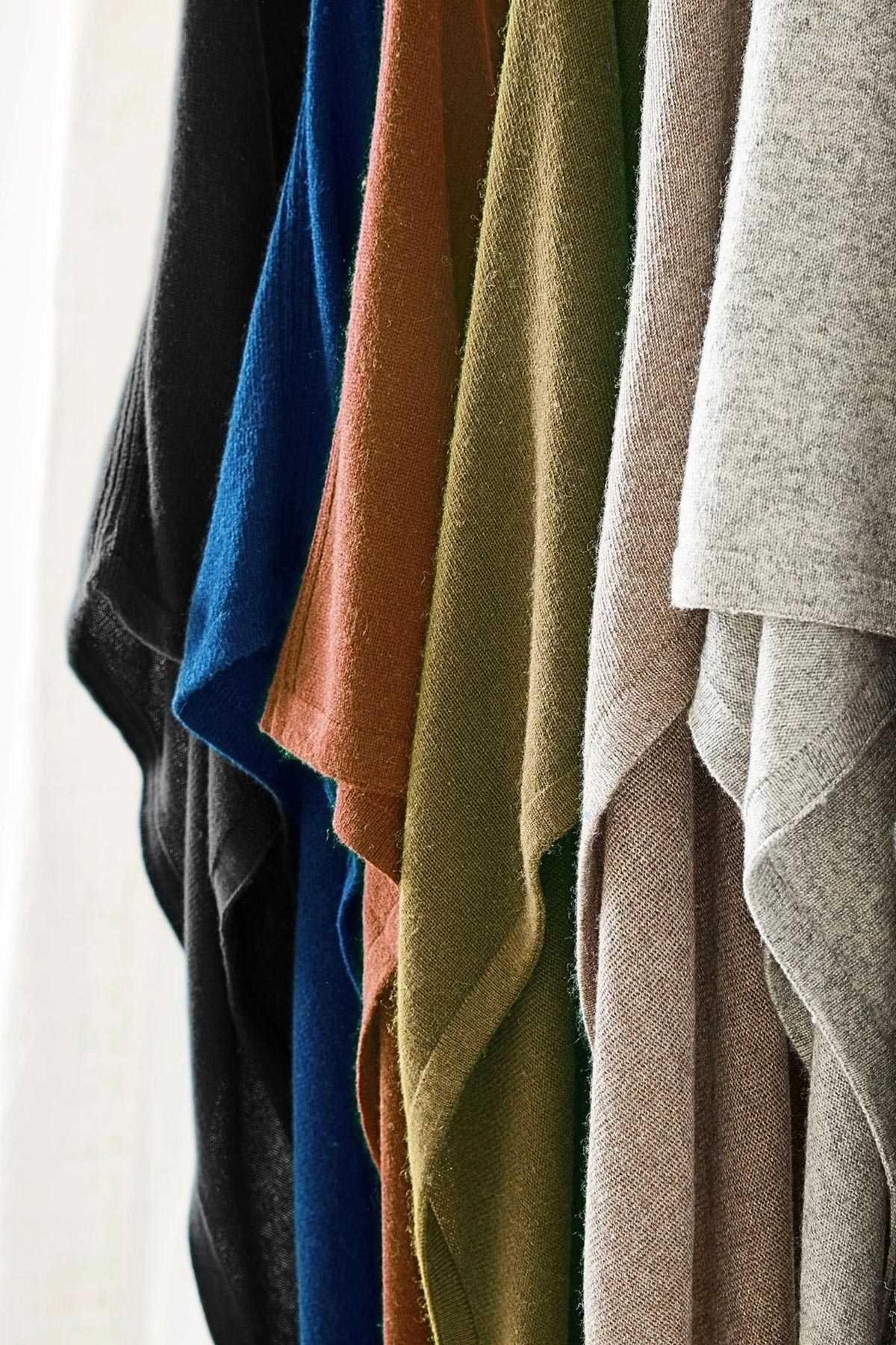 AURA QUE RISI merino poncho how to wear styling and fit guide — Urban Wild